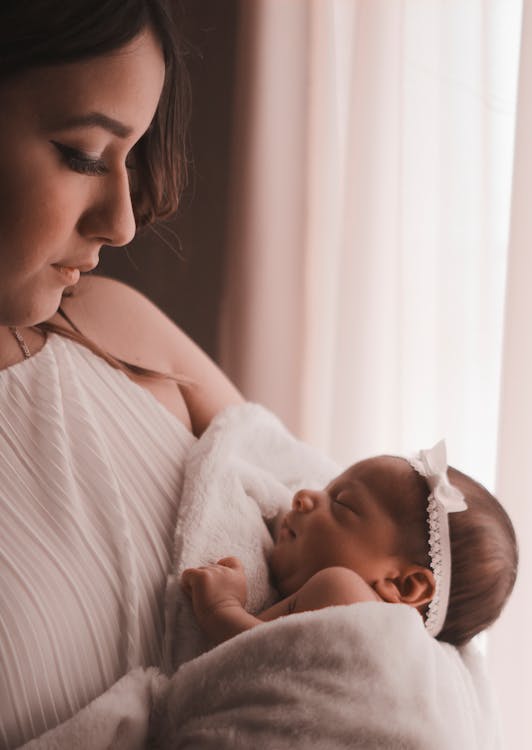 Prezent na Dzień Mamy od dziecka — mama z noworodkiem